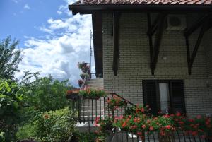 Κήπος έξω από το Apartmani Mali Raj Rudnik