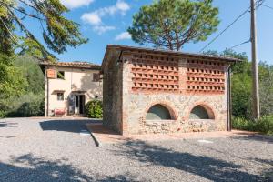 - une vue extérieure sur une maison avec un bâtiment en briques dans l'établissement Villa SunnySide, à Massa e Cozzile