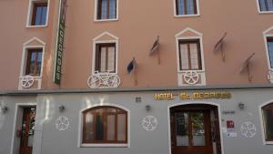 un edificio con un cartel que lee tiendas de cerdos en Hôtel Saint-Georges, en Saint-Jean-de-Maurienne