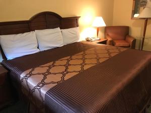 Rúm í herbergi á Alvin Extended Stay