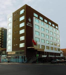 un edificio de hotel con un cartel en la parte delantera en Hotel Britania Miraflores, en Lima