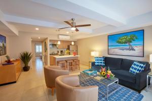 sala de estar con sofá y mesa en Divi Dutch Village Beach Resort, en Palm-Eagle Beach