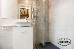 łazienka z umywalką i prysznicem w obiekcie Plaza Mayor - Exclusivo Apartamento Dúplex w Madrycie