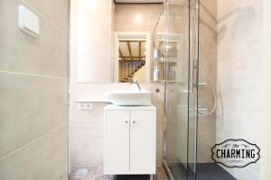 łazienka z umywalką i prysznicem w obiekcie Plaza Mayor - Exclusivo Apartamento Dúplex w Madrycie
