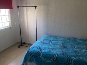 um quarto com uma cama azul num quarto em marina diamante iris em Acapulco