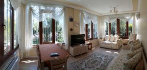 サパンジャにあるKayla Villaのリビングルーム(ソファ、テレビ付)、窓(一部のみ)