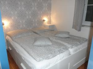 ラーボエにあるFerienwohnung Ortlieb Laboeの寝室に枕が2つ置かれたベッド