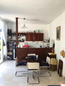una cucina con tavolo e sedie in una stanza di Joja Apartment Peljesac a Janjina