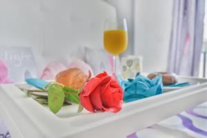 a plate with a rose and a glass of orange juice at Casa Zen in Puerto Calero