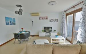 a living room with a couch and a table at Casa Zen in Puerto Calero