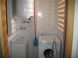 een wasmachine en droger in een kleine badkamer bij Alfaz del Sol in Alfaz del Pi