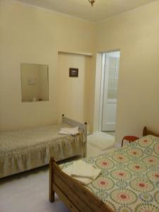 1 dormitorio con 2 camas y espejo en Dora Apartment Užupis, en Vilna