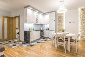 kuchnia i jadalnia ze stołem i krzesłami w obiekcie Apartament 48m w centrum Grójca w mieście Grójec
