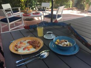 una mesa con dos platos de comida y un tazón de huevos en The Mantarraya Outpost en La Paz