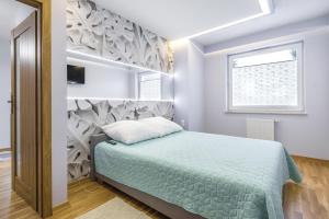 sypialnia z łóżkiem i oknem w obiekcie Apartament 48m w centrum Grójca w mieście Grójec
