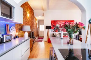 Virtuve vai virtuves zona naktsmītnē Backup-Powered Art Deco Cottage in De Waterkant