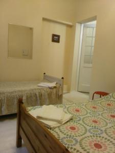 Habitación con 2 camas y espejo en la pared. en Dora Apartment Užupis, en Vilna