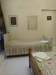 Een bed of bedden in een kamer bij Dora Apartment Užupis