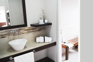 une salle de bain avec un lavabo et un miroir dans l'établissement Médano 29 Departamentos en alquiler, à Las Gaviotas