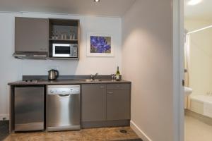 Eldhús eða eldhúskrókur á Quest Dunedin Serviced Apartments