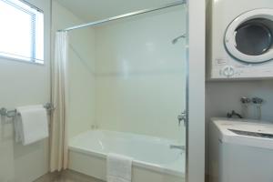 Koupelna v ubytování Quest Dunedin Serviced Apartments + 14 fotografií
