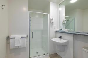 Baðherbergi á Quest Dunedin Serviced Apartments