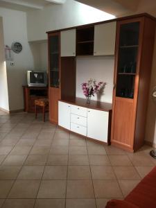 una cucina con armadi bianchi e un vaso di fiori di Res. CENTRO STORICO a Fano