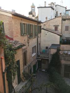 un vicolo in una città vecchia con edifici di Res. CENTRO STORICO a Fano