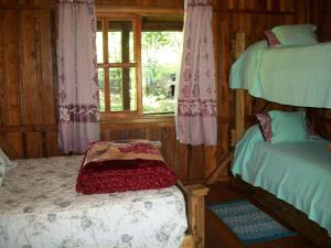 a bedroom with two bunk beds and a window at Aires del Monte in El Soberbio