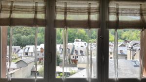 een raam met uitzicht op de stad bij T2 Bis Luchon in Luchon