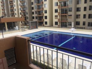 a swimming pool on the balcony of a building at Hacienda Penalisa Mango in Girardot