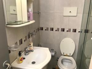 y baño con lavabo, aseo y espejo. en Monoambiente en Buenos Aires