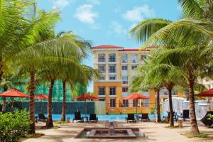 セブシティにあるTwo Bedroom San Remo Oasis SRPのプールの前にヤシの木が植えられたホテル