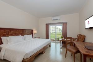 Postel nebo postele na pokoji v ubytování Sokha Palace Siem Reap Hotel