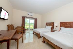Postel nebo postele na pokoji v ubytování Sokha Palace Siem Reap Hotel