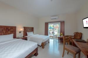 Postel nebo postele na pokoji v ubytování Sokha Palace Siem Reap Hotel