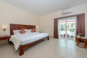 Postel nebo postele na pokoji v ubytování Sokha Palace Siem Reap Hotel
