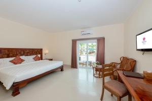 Postel nebo postele na pokoji v ubytování Sokha Palace Siem Reap Hotel