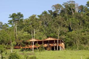 una casa de madera en medio de un campo en Aires del Monte in 