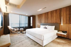 Katil atau katil-katil dalam bilik di Home Hotel