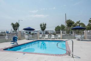 Bazén v ubytování Motel 6-Fallon, NV nebo v jeho okolí