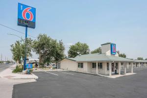 stacja benzynowa z tabliczką na parkingu w obiekcie Motel 6-Fallon, NV w mieście Fallon