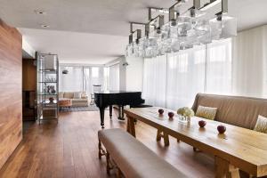 sala de estar con mesa y piano en Park Hyatt Washington, en Washington