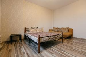リュベルツィにあるApartment on Pochtovoye otdeleniye 69のベッドルーム(ベッド1台、ソファ付)