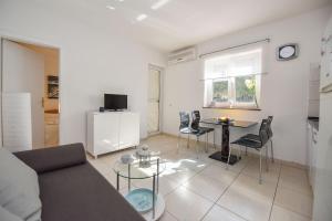 TV a/nebo společenská místnost v ubytování Vicy Apartment Novalja