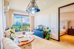 a living room with a couch and a table at Venetian Resort Pattaya in Jomtien Beach