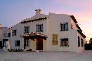 钦琼Hotel y apartamentos La Casa Rural的一座带门廊的大型白色建筑