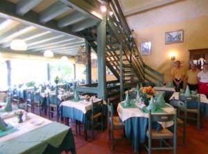 Logis Hôtel Le Pan De Boisにあるレストランまたは飲食店