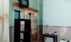 a room with a tv on top of a wall w obiekcie My My Hotel w mieście Quang Ngai