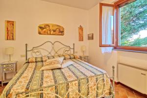 チェルタルドにあるCasa Vasco by PosarelliVillasのベッドルーム(ベッド1台、窓付)